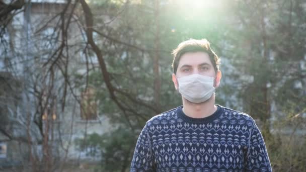 Медицинская маска белый уличный человек молодой коронавирус ковид 19 голубых глаз — стоковое видео