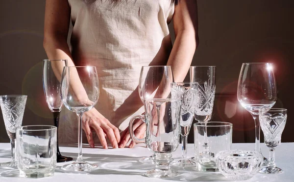 Manos Mujer Con Diferentes Copas Vino Sobre Mesa Sobre Fondo — Foto de Stock