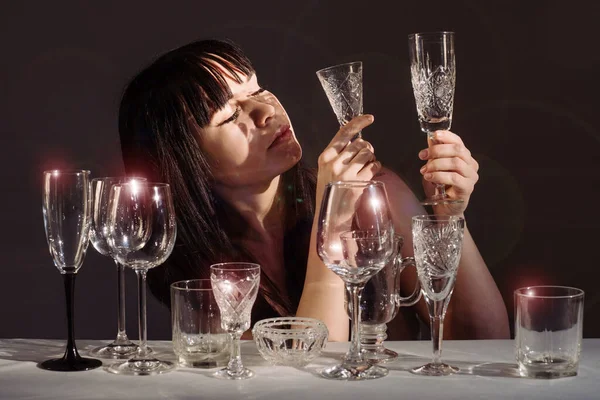 Giovane Donna Con Bicchiere Vino Diverso Sul Tavolo Sullo Sfondo — Foto Stock