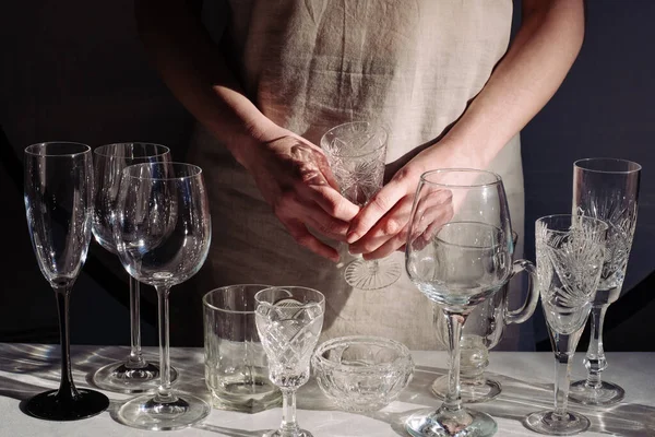 Mani Donna Con Bicchiere Vino Diverso Sul Tavolo Sullo Sfondo — Foto Stock