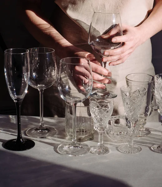 Mãos Mulher Com Copos Vinho Diferentes Mesa Fundo Preto Muitos — Fotografia de Stock