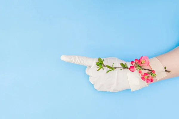 Vår Rosa Blommor Med Självhäftande Lapp Handen Med Vit Medicinsk — Stockfoto