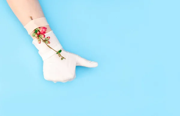 Vår Rosa Blommor Med Självhäftande Lapp Handen Med Vit Medicinsk — Stockfoto