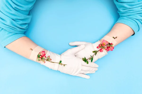 Άνοιξη Ροζ Λουλούδια Αυτοκόλλητο Patch Στο Χέρι Λευκό Ιατρικό Γάντι — Φωτογραφία Αρχείου