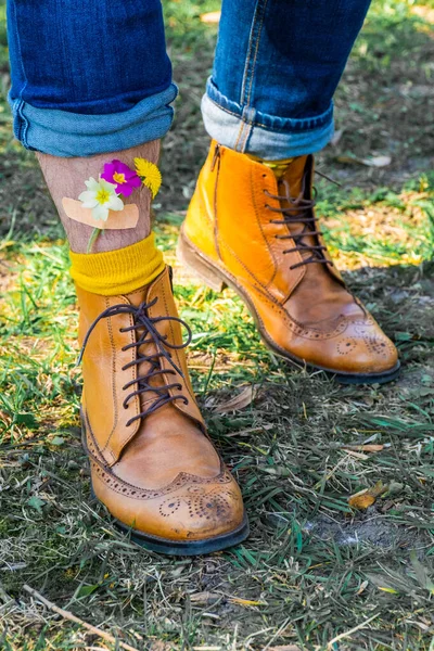 Sarı Ayakkabılı Bir Çift Erkek Bacağı Yeşil Çimlerin Üzerinde Duruyor — Stok fotoğraf