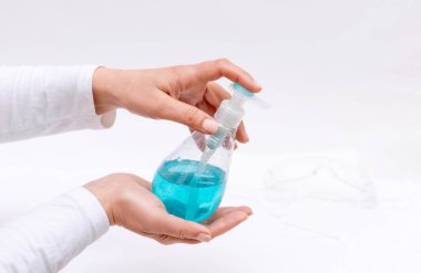 Kadınlar jel veya antibakteriyel sabunla ellerini yıkıyorlar. Doktorun elinin beyaz arka planda şeker kutusuyla yakın plan fotoğrafı..