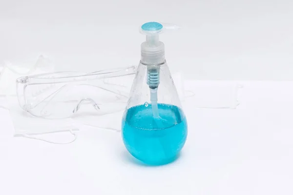 Schutzbrillen Mit Blauem Gel Oder Antibakterieller Seife Nahaufnahme Medizinischer Spender — Stockfoto