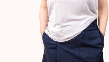 Kadının cebi boş, beyaz arka planda soyutlanmış..