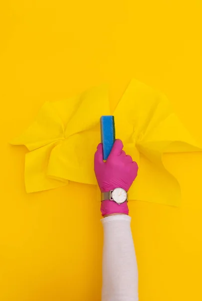 Ręka Kobiety Różowej Rękawicy Ochronnej Zegarkiem Żółtą Wycieraczką Żółtym Tle — Zdjęcie stockowe