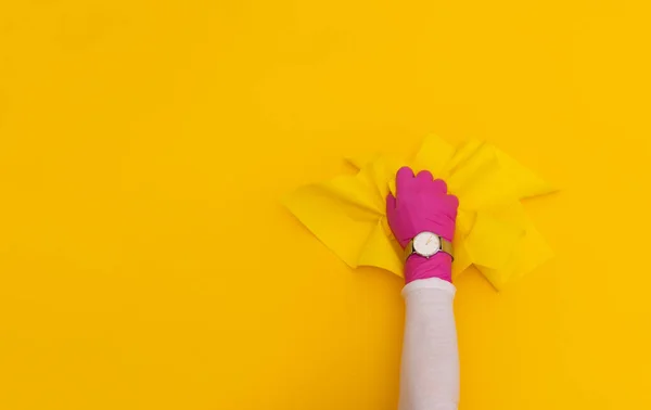 Mano Femenina Guante Protector Rosa Con Reloj Limpiaparabrisas Amarillo Sobre —  Fotos de Stock