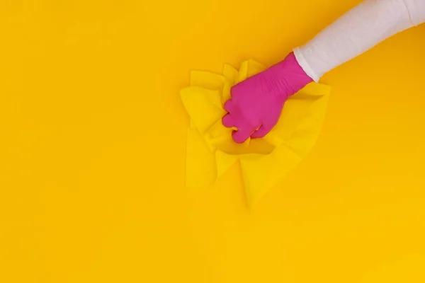 Ręka Kobiety Różowej Rękawicy Ochronnej Żółtą Wycieraczką Żółtym Tle Widok — Zdjęcie stockowe