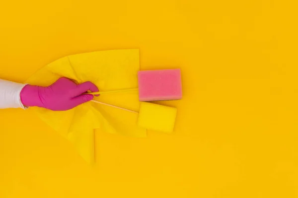 분홍색 보호용 장갑을 노란색 배경에 노란색 와이퍼를 — 스톡 사진