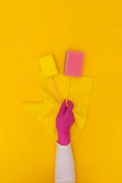 분홍색 보호용 장갑을 노란색 배경에 노란색 와이퍼를 — 스톡 사진