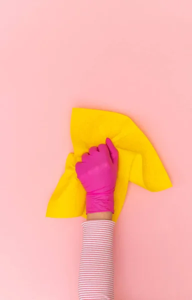 Mão Feminina Luva Protetora Rosa Com Limpador Amarelo Fundo Rosa — Fotografia de Stock