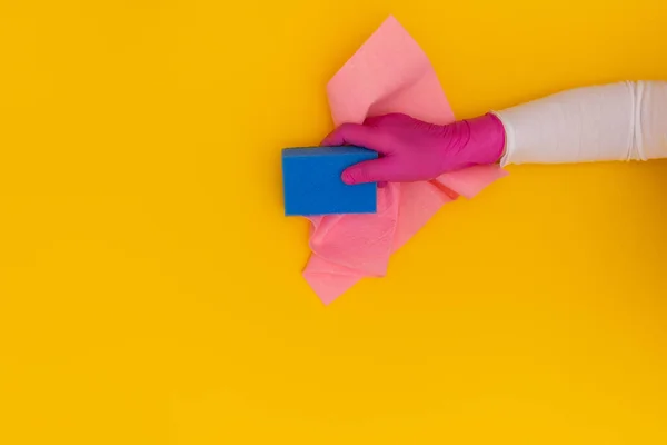 분홍색 보호용 장갑을 노란색 배경에 파란색 와이퍼를 — 스톡 사진
