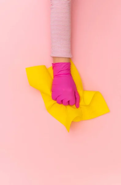 Női Kéz Rózsaszín Védő Kesztyű Sárga Ablaktörlő Rózsaszín Háttér Felülnézet — Stock Fotó