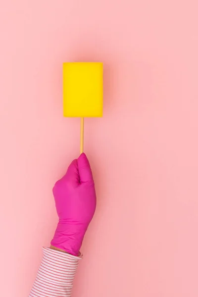 Női Kéz Rózsaszín Védő Kesztyű Sárga Ablaktörlő Rózsaszín Háttér Felülnézet — Stock Fotó