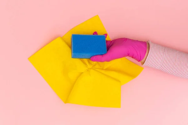 분홍색 배경에 노란색 파란색 와이퍼가 분홍색 보호용 장갑을 — 스톡 사진