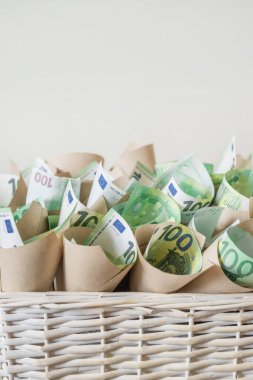 Bir sürü fatura Beyazlar Arkaplanına Bir Hediye olarak Beyaz Fındık Sepeti 'nde 100 Euro.