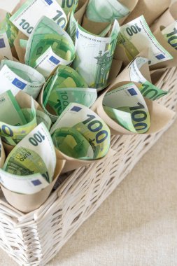 Bir sürü fatura Beyazlar Arkaplanına Bir Hediye olarak Beyaz Fındık Sepeti 'nde 100 Euro.