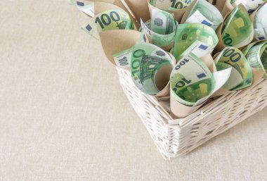 Bir sürü fatura Beyazlar Arkaplanına Bir Hediye olarak Beyaz Fındık Sepeti 'nde 100 Euro.