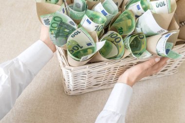 Beyaz Arkaplanda Bir Hediye Olarak Beyaz Wisker Sepeti 'nde Bir sürü fatura 100 Euro. Parayla Hediye Paketi Tutar.