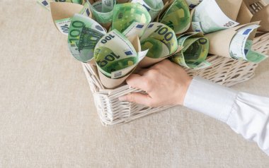 Beyaz Arkaplanda Bir Hediye Olarak Beyaz Wisker Sepeti 'nde Bir sürü fatura 100 Euro. Parayla Hediye Paketi Tutar.