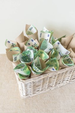 Bir sürü fatura Beyazlar Arkaplanına Bir Hediye olarak Beyaz Fındık Sepeti 'nde 100 Euro.