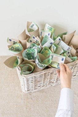 Beyaz Arkaplanda Bir Hediye Olarak Beyaz Wisker Sepeti 'nde Bir sürü fatura 100 Euro. Parayla Hediye Paketi Tutar.