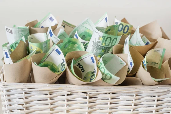 Bir sürü fatura Beyazlar Arkaplanına Bir Hediye olarak Beyaz Fındık Sepeti 'nde 100 Euro.