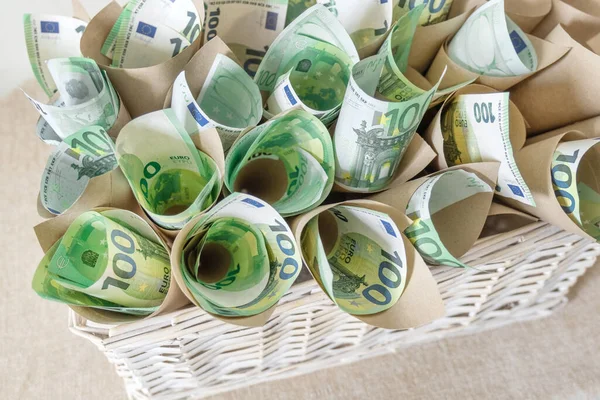 Bir sürü fatura Beyazlar Arkaplanına Bir Hediye olarak Beyaz Fındık Sepeti 'nde 100 Euro.