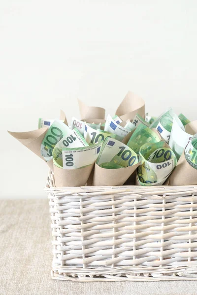 Bir sürü fatura Beyazlar Arkaplanına Bir Hediye olarak Beyaz Fındık Sepeti 'nde 100 Euro.