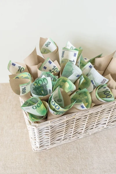 Bir sürü fatura Beyazlar Arkaplanına Bir Hediye olarak Beyaz Fındık Sepeti 'nde 100 Euro.