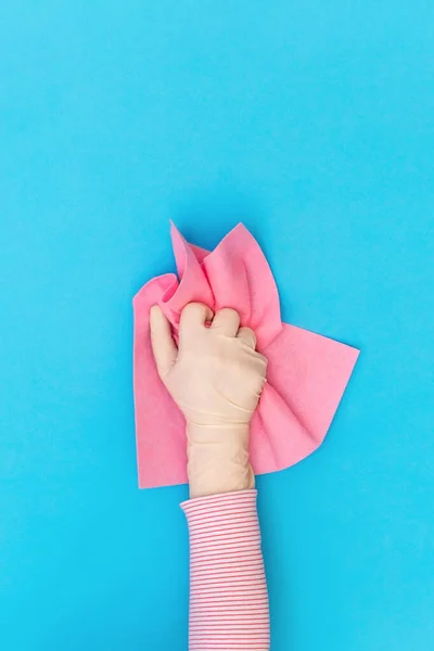 Ręka Kobiety Białych Rękawiczkach Ochronnych Różowymi Wycieraczkami Niebieskim Tle Widok — Zdjęcie stockowe