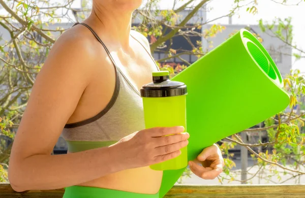 Evinin balkonunda yeşil bir yoga minderi olan güzel bir Orta Çağ Kadını, Gerçek Portre.