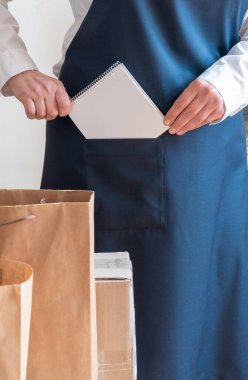 Bir sürü kağıt torba ve kutu Packer 'ın yanında kalıyor. Müşteri Teslimat Hizmeti Paketleme Emri.