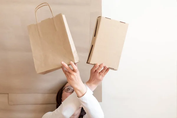 Packerovy Ruce Drží Papírový Sáček Krabici Pracovník Oblečený Hnědé Zástěře — Stock fotografie