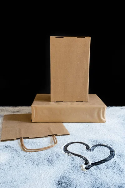 Ένα Craft Paper Bag Και Κουτιά Παραμένουν Στο Τραπέζι Την — Φωτογραφία Αρχείου