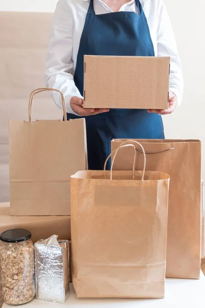 Veel Craft Paper Tassen Dozen Blijven Buurt Van Packer Werknemer — Stockfoto