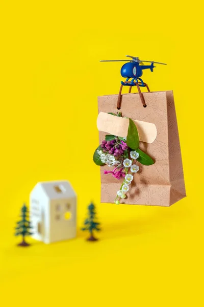 Helicóptero Juguete Azul Entrega Bolsa Papel Regalo Con Flores Primavera — Foto de Stock