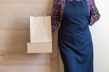 Bir sürü kağıt torba ve kutu Packer 'ın yanında kalıyor. Müşteri Teslimat Hizmeti Paketleme Emri.