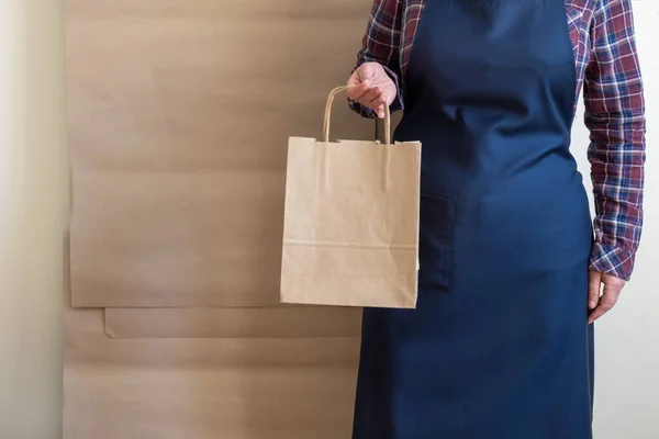 Una Gran Cantidad Bolsas Cajas Papel Artesanales Permanecen Cerca Packer —  Fotos de Stock