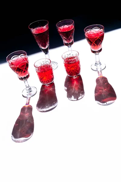 Vasos Con Vino Tinto Sobre Fondo Blanco Con Luz Sombra — Foto de Stock