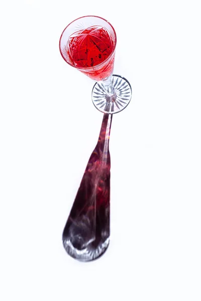 Bicchieri Con Vino Rosso Sullo Sfondo Bianco Con Luce Ombra — Foto Stock