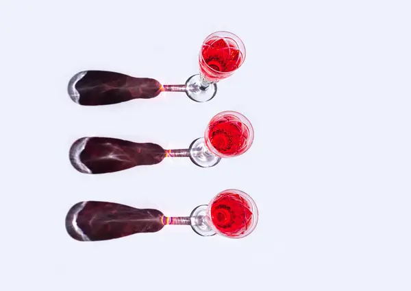 Beyaz Arkaplanda Kırmızı Şarap Bardakları Gölge — Stok fotoğraf
