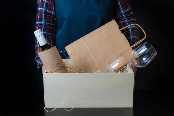 Εργαζόμενος Της Υπηρεσίας Παράδοσης Συσκευασία Μπουκάλι Κρασιού Και Ποτήρια Κουτί — Φωτογραφία Αρχείου
