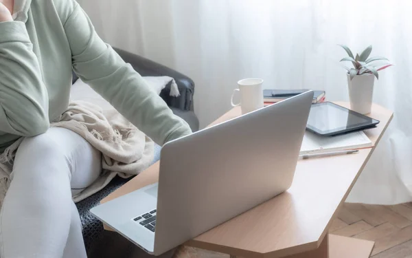 Mujer Usa Portátil Primer Plano Del Lugar Trabajo Casa Concepto — Foto de Stock