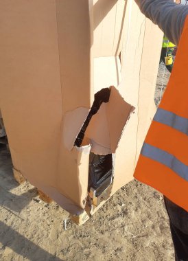 Büyük Ambalaj Kutusu hasar gördü ve gözlük kırıldı..