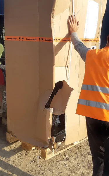 Büyük Ambalaj Kutusu hasar gördü ve gözlük kırıldı..