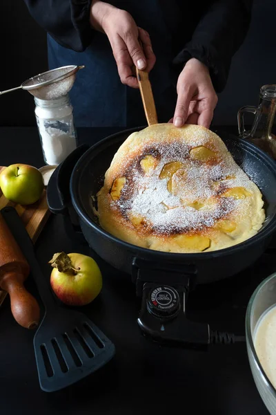 Traditionelle Holländische Pfannkuchen Mit Äpfeln Auf Der Elektrischen Eisenpfanne Auf — Stockfoto